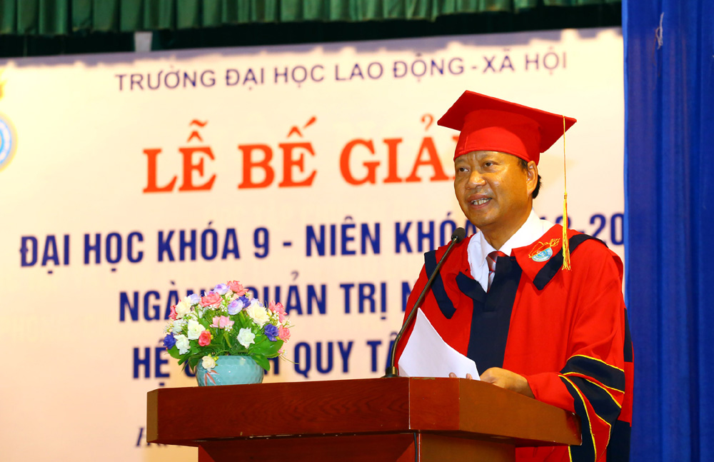Lễ bế giảng và trao bằng tốt nghiệp cho đại học khoá 9 (2013 – 2017)